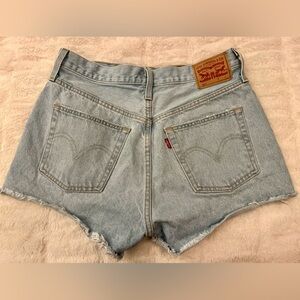 Levi’s 501 Original Jean Shorts in Ojai Top (Light Wash), size 29